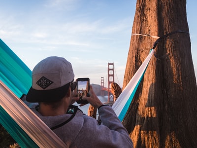 浅摄影人的关注吊床在加州金门大桥的照片给他的电话
